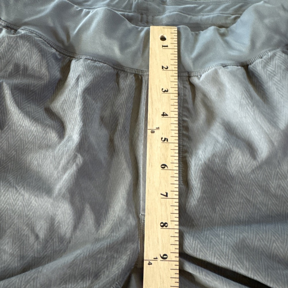 LuLuLemon Men Shorts Unlined Running Gym Gray Pockets Size S See Measurements - Picture 9 of 10